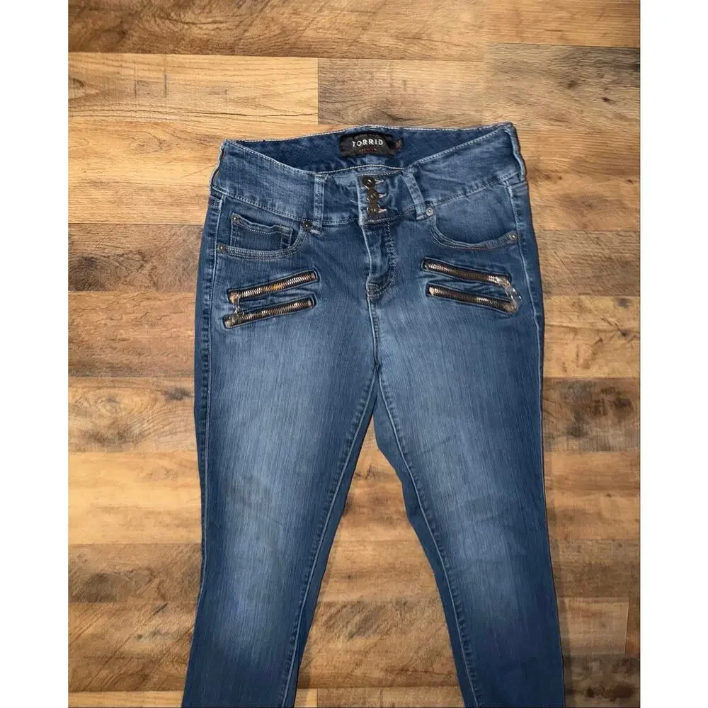 Torrid women’s skinny jeans withunique double-zipper pockets on the front - Picture 14 of 16